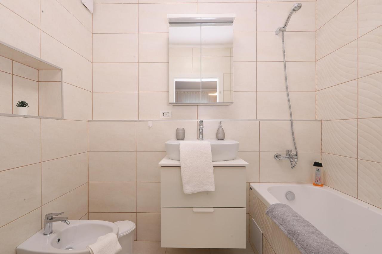 Julia'S Apartment Oradea Zewnętrze zdjęcie